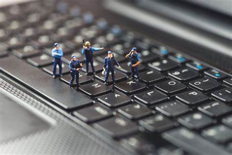 键盘被卡、远程溜岗:英国警察居家办公造假事件与管理反思
