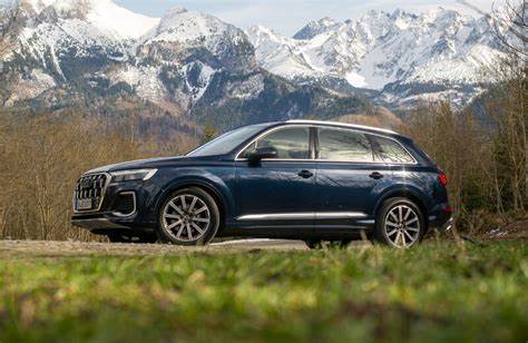 随着2024款奥迪Q7的焕新亮相,豪华大型SUV市场再掀波澜。新一代Q7在外观设计、动力配置以及智能科技方面的多项升级,助力其在激烈竞争中保持领先地位。德国工艺与现代科技的结合,使得这款旗舰SUV不仅在性能上出类拔萃,更在舒适性和用户体验上实现质的飞跃。
