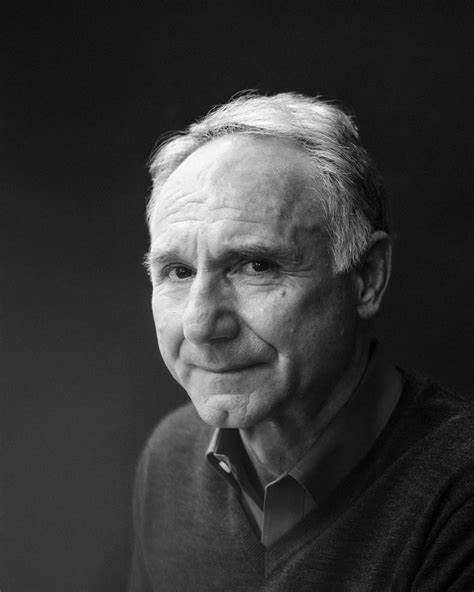 丹·布朗深入探讨了人类科技的发展历程及其与武器化之间不可分割的联系,揭示了科技进步背后的双重面貌以及如何在复杂世界中寻求平衡和善意。
