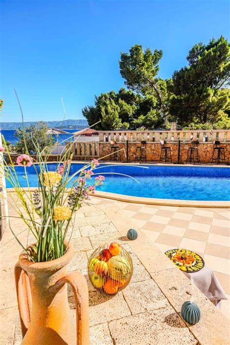 深入了解位于克罗地亚布拉奇岛波尔镇中心的Hotel Sol,感受其理想地理位置、丰富的周边活动以及亲切的地中海风情,享受一个完美的度假体验。
