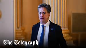 随着人工智能技术的迅猛发展,英国科技企业纷纷转向天然气作为数据中心能源的选择,面对电网连接延迟与政府减排目标之间的矛盾,能源供应与环保的平衡成为新挑战。本文深入探讨了科技巨头对天然气的需求激增原因、现状及其对英国能源政策和环境目标的影响。
