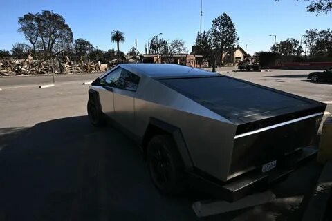 一起发生在加州的Cybertruck致命车祸中,目击与救援证词显示车门无法开启,本文梳理事件经过、车辆与电子门锁可能失效原因、应急救援经验与监管与法律层面的后续影响,帮助公众理解电动汽车事故中常见的技术与安全挑战
