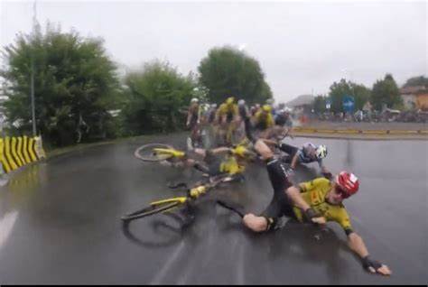 西班牙环自行车赛(Vuelta a España)近期发生严重事故,法国车手阿克塞尔·津格在比赛中双肩脱臼并失踪自行车,引发广泛关注。本文深入分析事故原因、赛事安全措施及职业车手面临的风险,探讨如何提升自行车赛事的安全性。
