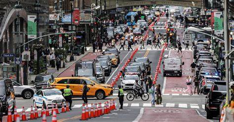 近期,美国执法部门在纽约地区展开大规模行动,成功查获大量用于威胁政府官员的非法电子设备。这次行动正值联合国大会召开期间,显示出美国对国家安全的高度重视和反恐打击力度的升级。

