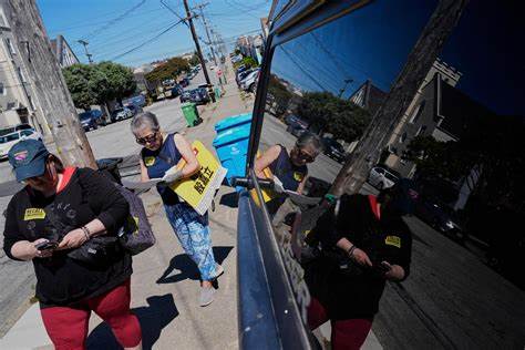 旧金山关闭部分高速公路实行无车政策,激发社区争议并引发议员罢免投票,反映城市在疫情后交通管理、居民生活和城市规划方面的复杂挑战与转型趋势。
