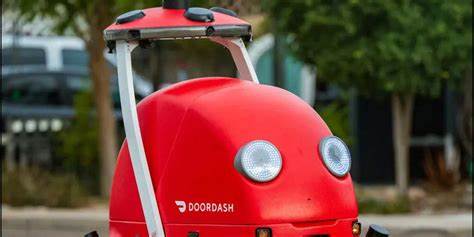 探讨DoorDash推出的血红色配送机器人Dot的技术特性、运营模式、对城市交通与环境的影响、法律和安全挑战,以及对配送员就业与社区生活的长远意义
