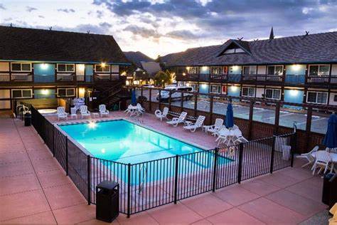 索尔vang加州以其独特的丹麦文化和迷人的葡萄酒乡村闻名,是游客理想的度假目的地。国王弗雷德里克旅馆以其优越的位置、舒适的设施和贴心的服务,成为前往索尔vang游客的首选住宿地。本文深度介绍了该旅馆的独特魅力和周边丰富的旅游资源。
