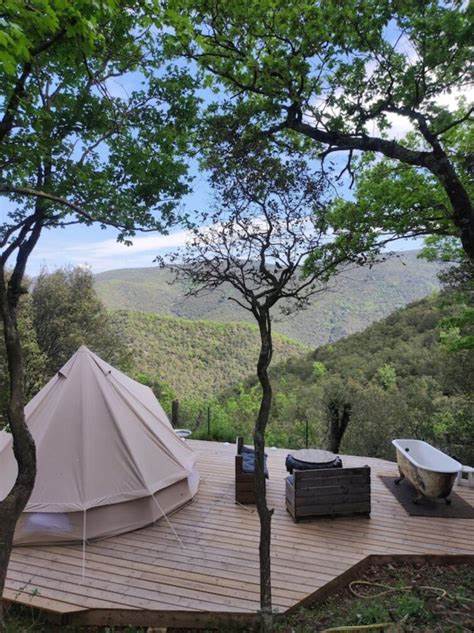 探索法国最具魅力的自然露营地,深入了解各大区域的特色,享受户外活动与自然美景的完美结合。本文详细介绍了选址要素、设施优势以及丰富的户外活动,帮助您规划一次难忘的自然露营之旅。
