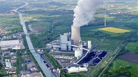 德国能源巨头优尼珀(Uniper)同意将先进的达特伦4号燃煤发电厂出售给ResInvest集团,此举不仅符合欧盟的监管要求,也代表了德国能源产业在绿色转型中的重要里程碑。本文深入探讨此次交易的背景、影响及未来展望,为关注欧洲能源市场的读者提供全方位的信息分析。
