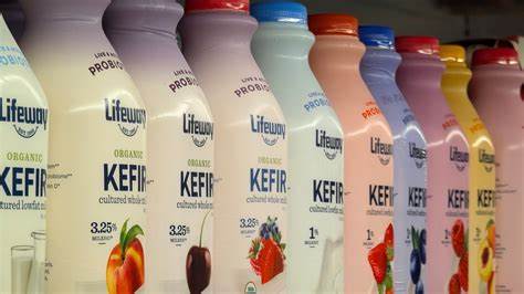 在放弃收购美国发酵乳制品公司利福韦(Lifeway Foods)后,法国食品巨头达能(Danone)正积极探索其在该公司的投资未来。利福韦公司的股权结构、管理层纷争及其持续的业绩增长成为业界关注焦点。本文深入解析达能撤回收购意向背后的多重因素以及该事件对涉事公司的影响和市场前景。
