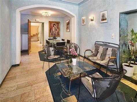 深入剖析慕尼黑阿尔法中心酒店的地理位置、设施配套及2025年的最新价格趋势,结合众多游客真实评价,为计划前往慕尼黑旅行的游客提供全面详实的住宿参考。探索这家三星彩酒店的独特优势与潜在不足,助您做出明智的住宿选择。
