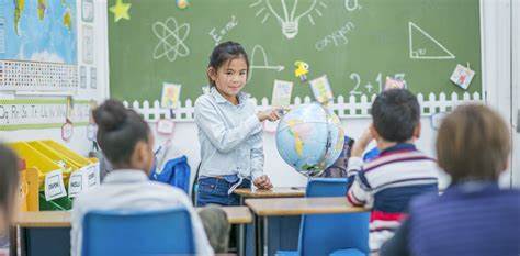 探讨美国公立教育的重要性、历史根基、面临的挑战与政策选择,分析公立学校对经济、民主与社会公平的长远影响并提出可行的强化路径
