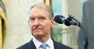 美国证券交易委员会主席保罗·阿特金斯最近表示,市场将成为决定上市公司财务报告披露节奏的关键力量,这一观点引发了广泛关注。随着监管机构推动减少甚至废除传统季度财报制度,投资者和金融机构的需求将主导未来公司信息披露的节奏和方式。
