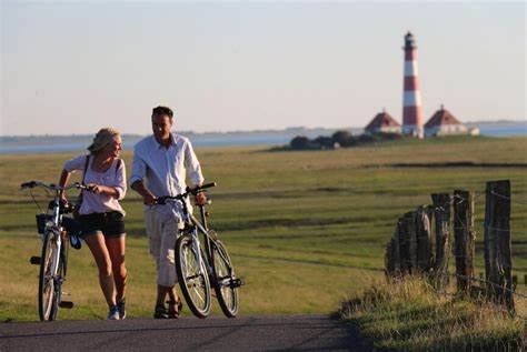介绍德国北海沿岸圣彼得奥丁和艾德施泰特半岛的独特魅力,涵盖自然风光、特色文化、热门活动以及理想住宿选择,帮助游客规划一场难忘的北海之旅。
