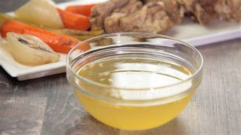 深入解析牛肉高汤的制作过程及其丰富的营养价值,揭秘祖母传承下来的独特配方,为您带来健康美味的家庭滋补汤品。
