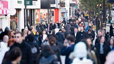 英国政府拟提高大型商店业务税率,零售业面临严峻挑战,可能有多达400家大型商店被迫关闭,影响10万个就业岗位并减少地方财政收入,行业内部呼吁寻找平衡方案以保障经济稳定与就业发展。
