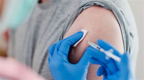 近年来,流感疫苗被广泛推广用于预防流感及其并发症。然而,一项由比尔及梅琳达·盖茨基金会资助、发表于《柳叶刀》eClinicalMedicine的最新大规模研究显示,65岁及以上老年人接种流感疫苗后,心脏损伤的风险可能比未接种者高出27%。研究结果引发广泛关注,提醒公众和医疗界重新审视流感疫苗的安全性及其潜在风险。
