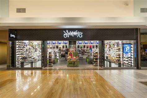 Genesco整合旗下Journeys、Schuh与Little Burgundy,成立Journeys Global Retail Group,以统一全球领导力、聚焦青少年及女性顾客为核心,通过商品组合优化、门店体验升级与品牌合作推动业绩增长与市场份额扩张。本文深入剖析该组织架构调整背后的战略逻辑、关键人物背景、实施路径与对行业和投资者的启示。
