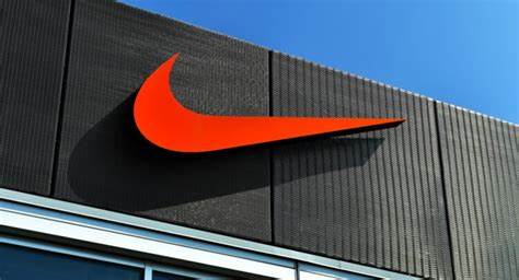 耐克近期获华尔街知名投行RBC资本市场的评级从行业表现提升至跑赢大盘,目标价大幅上调至90美元。本文全面解析耐克业绩复苏背后的驱动因素、行业趋势及未来发展潜力,为投资者决策提供权威洞见。
