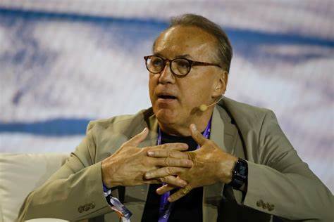 金融市场持续走高引发乐观情绪,但霍尔姆斯认为财政政策的不确定性可能成为压倒牛市的重大风险,推动投资者关注税收、监管和贸易政策的走向。本文深入剖析霍尔姆斯关于当前牛市潜在风险的观点,并探讨其对未来市场发展的影响。
