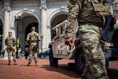 一起发生在华盛顿特区的枪击事件暴露了紧急呼叫与调度体系的薄弱环节,牵出人力、技术与治理三方面的问题,对公共安全信任与应急改革提出迫切要求。本文从事件经过、系统现状、法律与执法回应、对社区影响及可行改革路径等角度进行深入梳理与分析。

