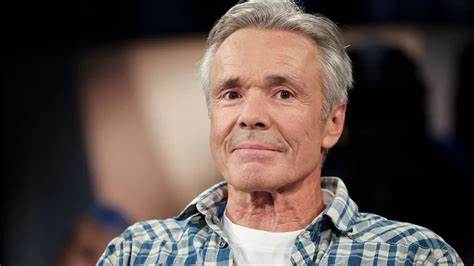 探讨德国公共电视ZDF终止著名演员兼纪录片制作人汉内斯·耶尼克纪录片系列的原因及其对德国电视业和观众的深远影响,深入解析纪录片内容的社会意义及未来纪录片趋势。
