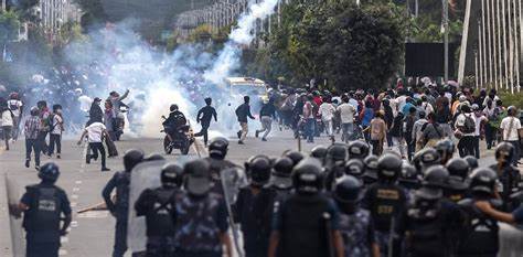 尼泊尔社交媒体禁令引发前所未有的青年抗议浪潮,经济困境与社会不平等通过网络平台得以广泛传播,激发年轻一代对腐败与特权的不满情绪,最终导致政府动荡和社会震荡。本文深入探讨了社交媒体在尼泊尔社会中的关键作用及其在引发抗议中的推动力。
