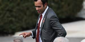 本文深入探讨了维韦克·拉马斯瓦米近期出售超过2,270万美元Roivant Sciences股票的事件,分析其对公司和投资者的潜在影响,并结合当前制药行业趋势,全面解读该举动背后的战略动机。
