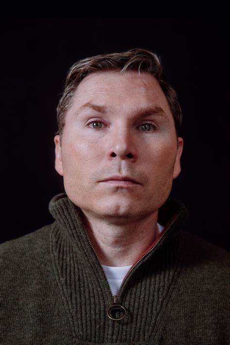 布雷克·霍尔从伊拉克战争的前线指挥官成长为数字身份认证领域的创新者,他结合军事经历和企业领导力,创造了影响深远的ID.me身份网络,带来了身份安全和数字便捷的革新。
