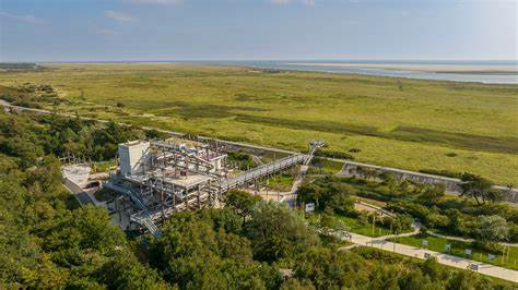 探秘位于德国北海著名海滨度假胜地St. Peter-Ording的Erlebnis-Hus,这座独特的家庭娱乐中心融合了现代建筑美学与丰富多样的亲子活动,是亲子游和家庭休闲的理想选择。内容涵盖建筑特色、室内外娱乐设施、美食体验及周边自然环境,让您充分了解这一北海边的新地标。
