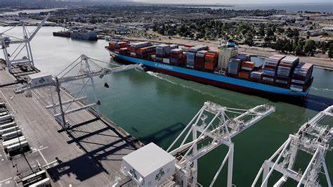 随着全球贸易环境的复杂变化,关税对企业财务表现和财务部门的规划能力产生显著影响,特别是在制造、分销及消费品领域。本文深入解析关税对企业盈利和财务预测的影响,并探讨企业如何通过优化供应链管理和跨部门协作应对挑战。
