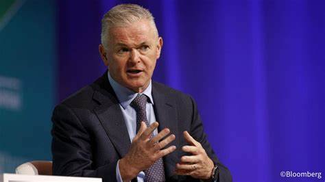 本文深入解析澳大利亚领先天然气生产商桑托斯公司在第三家竞购方退出后,首席执行官凯文·加拉格尔如何通过即将投产的新项目望提升现金流,推动公司股价反弹,及其对未来战略的影响。
