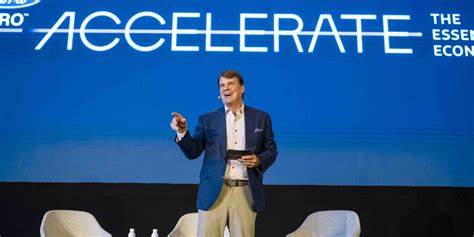 在与一线年轻工人交谈后,福特CEO吉姆·法利意识到许多Z世代工人在工厂工作却仍需兼任多份工作以维持生计。文章分析这一现象背后的结构性原因、对汽车业与制造业的长期影响,以及企业、工会与政府可采取的实务性对策。
