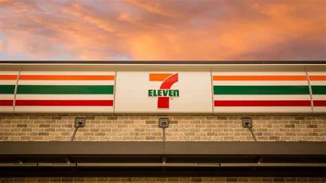 本文深入分析7-Eleven最新人事变动,重点介绍前Delek高管丹·戈登被任命为公司燃料供应及交易高级副总裁,探讨其丰富的行业经验对7-Eleven供应链管理和扩张战略的积极影响,以及公司即将到来的2026年IPO计划对市场的潜在意义。
