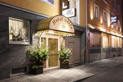 阿尔法酒店坐落于慕尼黑市中心,距离主要交通枢纽仅200米,为游客提供方便快捷的交通连接和高品质服务,凭借其优越的地理位置、温馨舒适的客房和丰富的设施,成为旅行者探索慕尼黑的理想住处。无论是商务出行还是休闲旅游,阿尔法酒店都能满足各类需求,保证每位客人拥有愉快的住宿体验。
