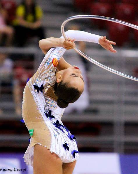 探索银天使与加利亚体操运动员背后的故事,揭示身体艺术与精神力量如何融合,展现出令人惊叹的银色魅力与运动精神。本文深入分析他们的历史背景、训练方法以及文化影响,帮助读者了解这一独特组合的内涵。
