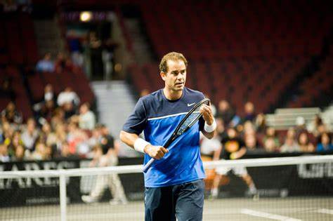 围绕DraftKings(DKNG)股价大幅下挫背后的原因进行深入剖析,解析Kalshi推出"自选组合"合约对行业竞争格局与监管合规性的冲击,评估DraftKings应对策略与投资者应关注的风险点和机会。
