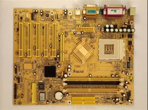 回顾台湾主板厂商Soltek从崛起到消失的完整轨迹,解析其技术创新、市场策略、色彩营销与失败原因,剖析早期DIY主板行业的兴衰与教训
