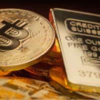 在利率环境和资产配置变化的驱动下,黄金与比特币不再只是单纯的避险或投机工具,越来越多的产品通过覆盖性看涨期权、期货组合和ETF结构为投资者提供持续现金流与高收益选项,文中解析策略原理、代表性产品、收益与风险权衡及实务注意事项,便于理性评估纳入资产组合的可行性。
