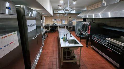 讲述一座由通用汽车培训中心改造的复古食堂,如何通过共享厨房、灵活预订和社区运营,成为布法罗本地食品创业者的孵化平台,并探讨对创业者与房产开发者的实操建议与发展路径
