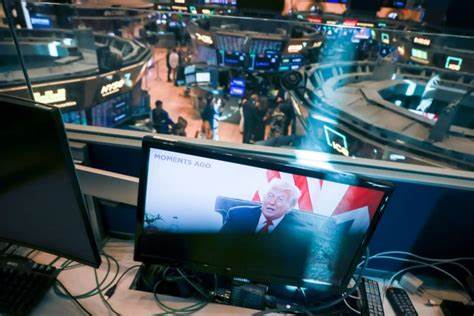 随着科技投资的复杂性不断增加,取消季度财报的建议引发了广泛讨论,这种变革不仅可能改变投资者的决策方式,还将深刻影响市场的透明度和公司治理,推动投资者重新审视长期价值与短期收益的平衡。
