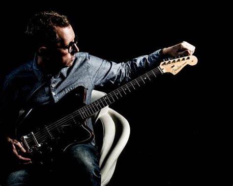 马克·维克斯是一位屡获殊荣的作曲家兼制作人,他为全球数以百万计的电台听众创作了令人难忘的电台广告音乐和电视主题曲。作为BBC One热门竞猜节目《The Hit List》的主题曲作曲人,以及众多知名广告品牌的幕后推手,马克·维克斯以其独特的音乐风格和创新能力,在现代音乐制作领域占据了重要位置。
