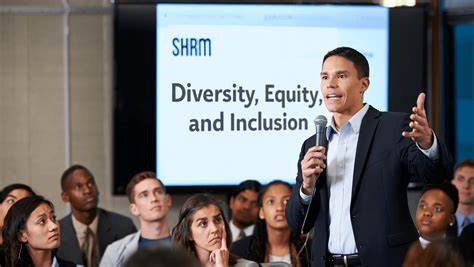 多元化、公平性与包容性(DEI)在职场和企业管理中的地位正经历新的挑战。一些大型公司开始对DEI项目进行收缩,而人力资源领域最大组织SHRM的最新动作更是激起了广泛批评。SHRM宣布邀约保守派影响者Robby Starbuck参与即将举办的Blueprint会议,引发业界对其支持反DEI立场的质疑和担忧,众多业内人士认为此举是对包容文化的严重背离。本文深入分析事件背景、各方反应及其对未来职场DEI趋势的影响。
