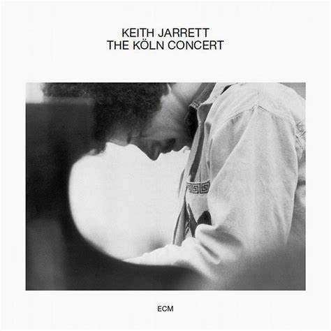 深度回顾Keith Jarrett1975年在德国科隆歌剧院的现场独奏《The Köln Concert》,从演出背景、受限乐器与录音细节到曲式分析、版本导览与文化影响,呈现这张史上最畅销独奏爵士钢琴专辑的完整面貌。
