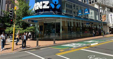 澳大利亚ANZ银行计划裁减3500个岗位,引发金融行业工会强烈反对并寻求公平工作委员会干预,事件背后折射出银行业的结构性调整压力与员工权益保障问题。
