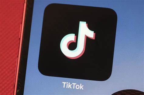 解析特朗普签署行政命令,促成TikTok从中国字节跳动转移至美国投资者,探讨这一变革对社交媒体行业、国家安全及中美关系的深远影响。
