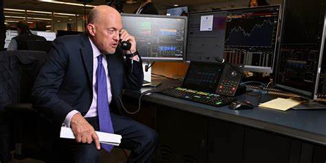 2021年GameStop股票经历了前所未有的"梭哈"狂潮,作为财经界的重要人物,主持人Jim Cramer因公开批评该事件而遭受威胁,不得不聘请保镖保护自身安全。本文深入探讨了此次事件的起因、Cramer的观点及其对金融市场的影响。
