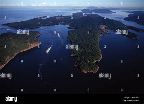 活跃海峡,作为加拿大海湾群岛中的关键航道,不仅连接了主要水域,更承载着丰富的历史背景和时代变迁,成为航运与旅游的重要枢纽。了解其地理位置、历史沿革以及现代意义,有助于深入认识这一独特区域的魅力和价值。
