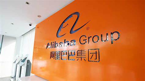 阿里巴巴因在云计算和人工智能领域大幅加码资本支出并与英伟达合作,推动股价创近年新高。文章解读分析师纷纷上调目标价的原因、公司AI战略细节、对云业务和数据中心需求的影响,以及投资者在估值、监管和竞争压力下的决策要点。
