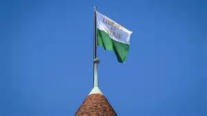 本文深入探讨瑞士沃州社会援助体系中的节约潜力,分析相关研究数据及争议,揭示如何在保障社会福利的同时实现资金效益最大化,助力沃州构筑可持续的社会保障体系。
